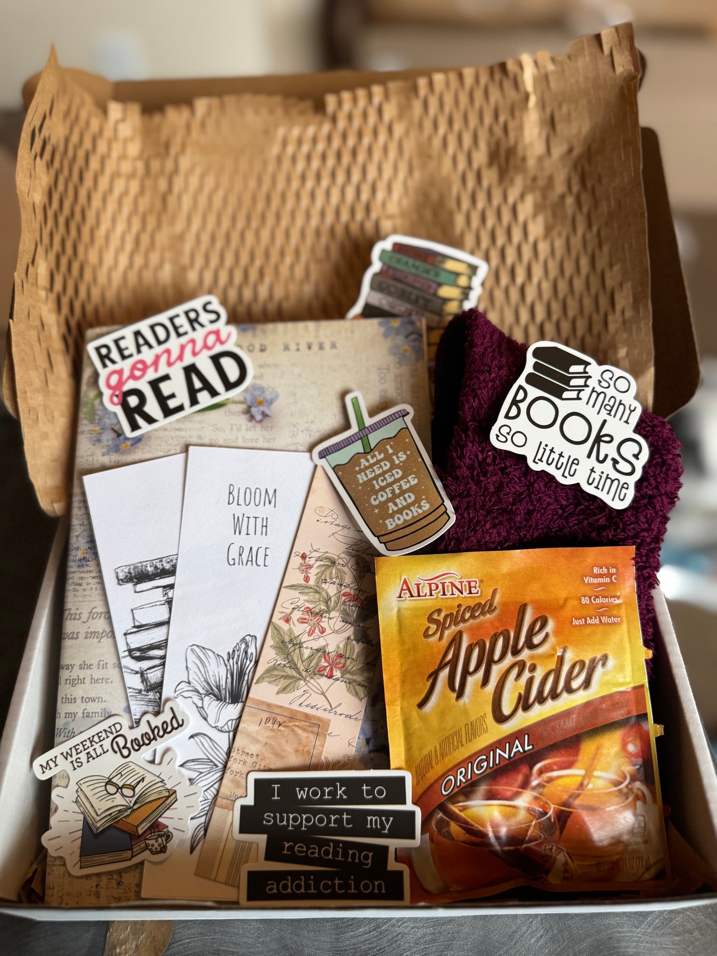 πβ¨ Monthly Themed Book Box Subscription β¨π